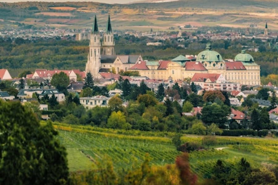 Klosterneuburg Apátság: Vezetett Borkellér túra & Kóstoló, at Klosterneuburg Abbey, Klosterneuburg