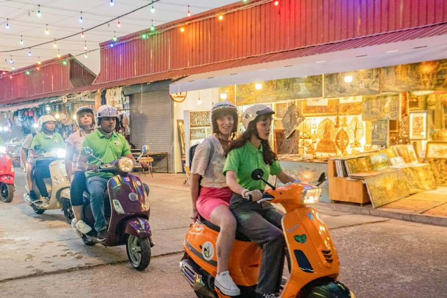 Phnom Penh: Guided Evening Vespa Food Tour + Transfer, Phnom Penh
