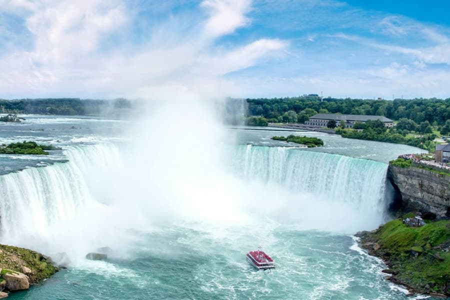 Niagara Falls: Guided Walking Tour + Boat Cruise or Journey Behind the Falls, Niagara Falls (CA)