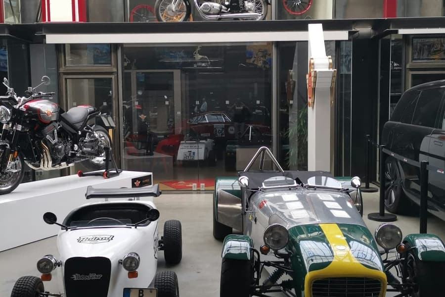 Berlin: Mini Hot Rod Classic Remise Tour, at Berlin City Tours