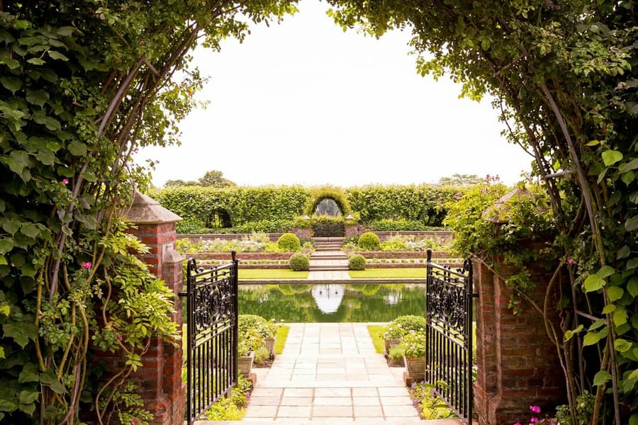 London: Guided Walking Tour + Changing of the Guard + Kensington Palace Entry, at London Royal Tours