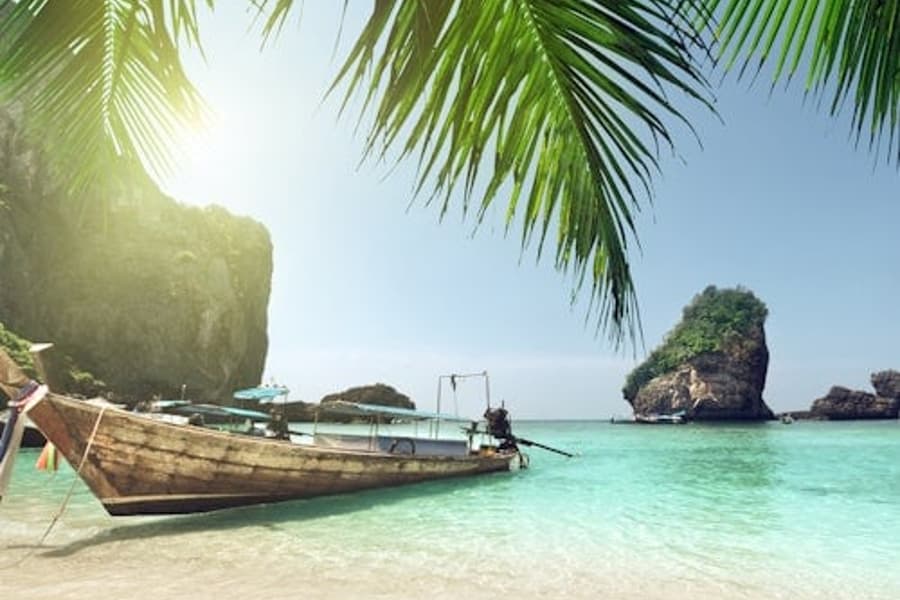 Ilhas Phi Phi: Pôr do sol vespertino na ilha em barco de cauda longa, Krabi