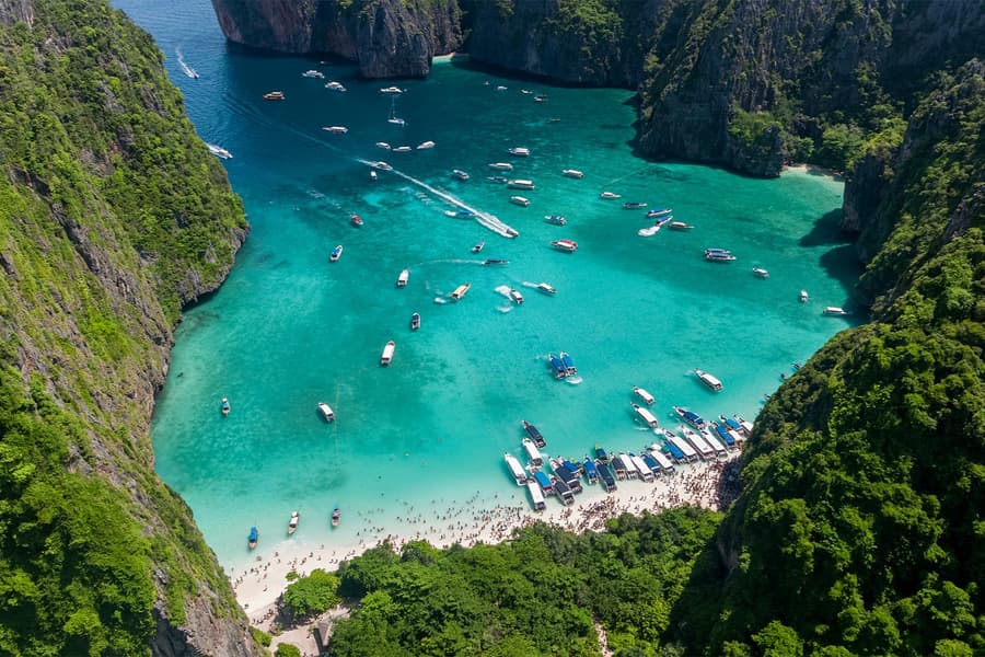 De Phuket: Tour pela Ilha Phi Phi e Baía Maya de Catamarã, Phuket