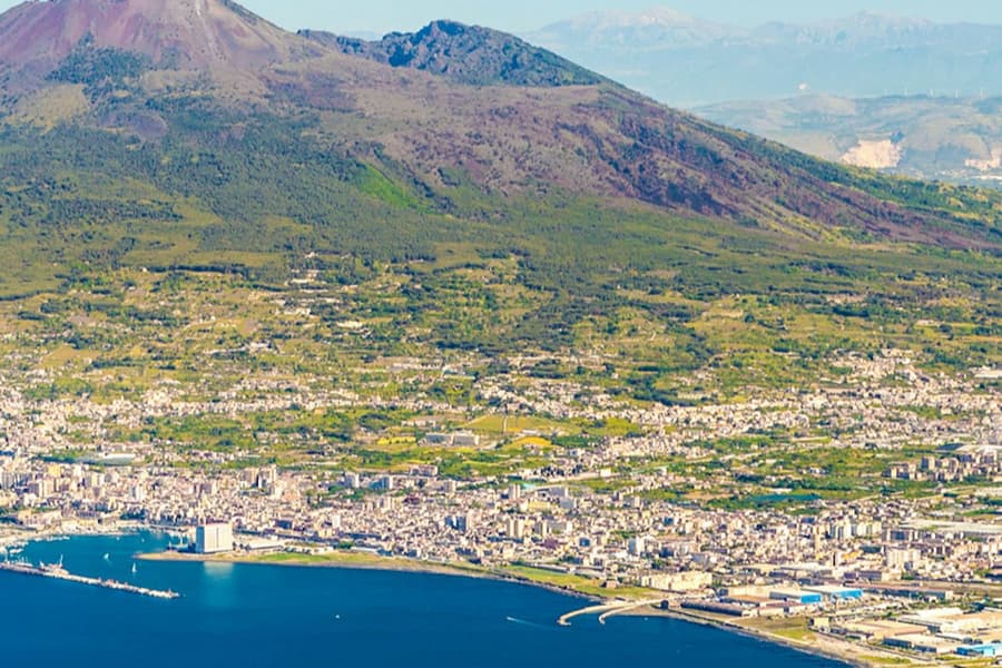 Mount Vesuvius: Fast Track Ticket + Roundtrip from Pompei