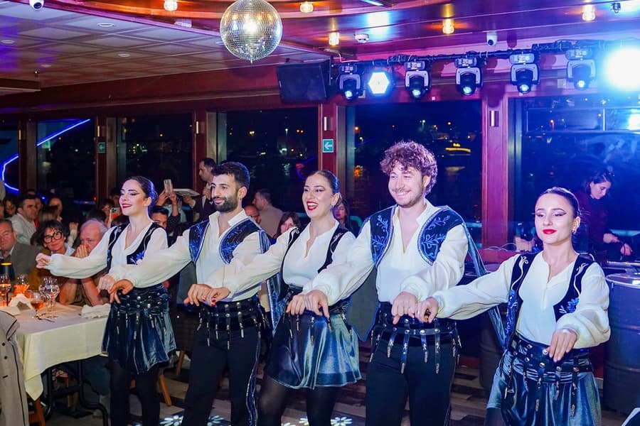 Cena Crociera sul Bosforo di 4 Portate con Spettacolo dal Vivo e Tavolo Privato, Istanbul