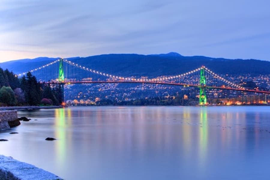 Vancouver: Evening Guided Bus Tour of Stanley Park