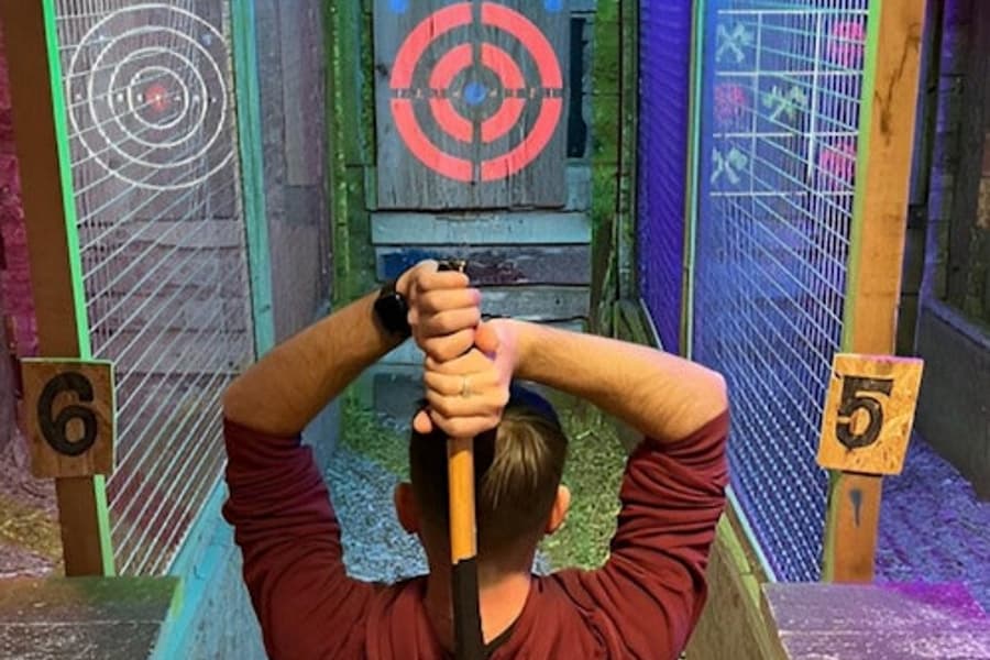 El Hachazo Madrid: Axe Throwing Session + 1 Drink, at El Hachazo Madrid