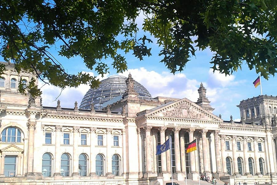 Berlin: Parliament District Guided Tour in German, at Berlin Walking Tours