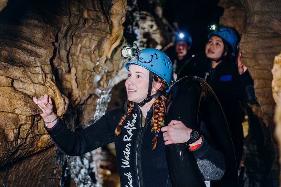 تجربة رافتينغ موجهة في كهف روكوري لتحقيق تجربة المياه السوداء, at The Legendary Black Water Rafting, Waitomo