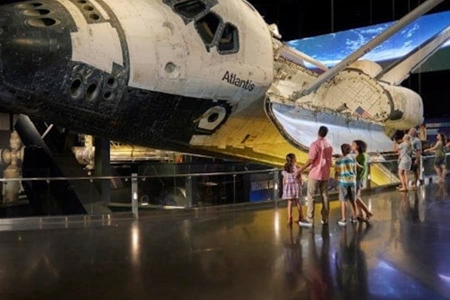 مجتمع بازدیدکنندگان مرکز فضایی کندی ناسا: پذیرش + تور اکتشافی, at Kennedy Space Center Visitor Complex, Merritt Island