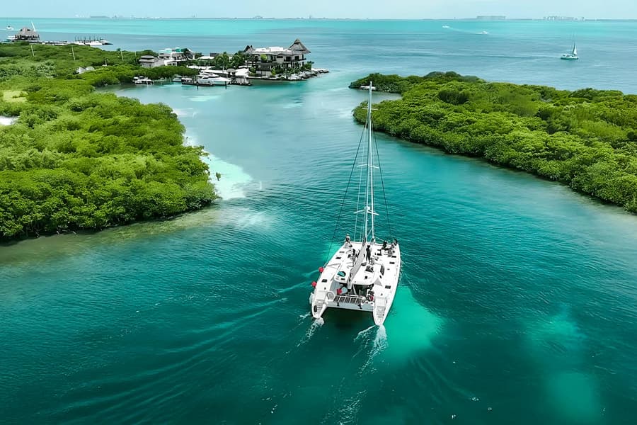 Isla Mujeres Catamaran Tour with Open Bar, Snorkelling and Buffet, Cancun