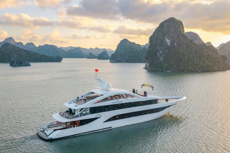 Ha Long Bay: 5-Star Leona Cruise + Sung Sot & Ti Top + Optional Transfer + Lunch, Thành Phố Hạ Long