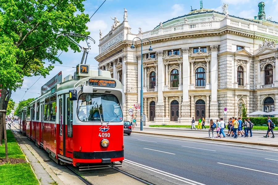 Wien-kortti: Rajoittamaton julkinen liikenne ja mahdollisuus Hop-on Hop-off -bussikierrokseen, Vienna
