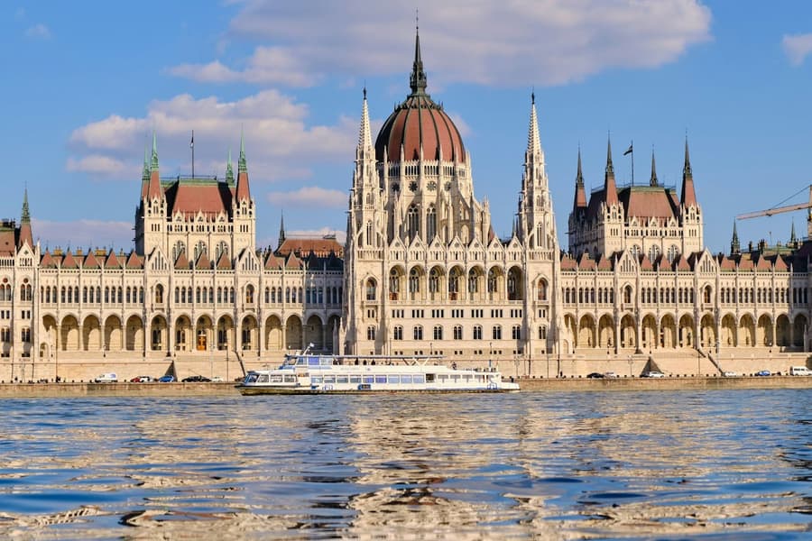 Budapest: Hop-on Hop-off Sightseeing Cruise + Audio Guide + 1 Drink tickets