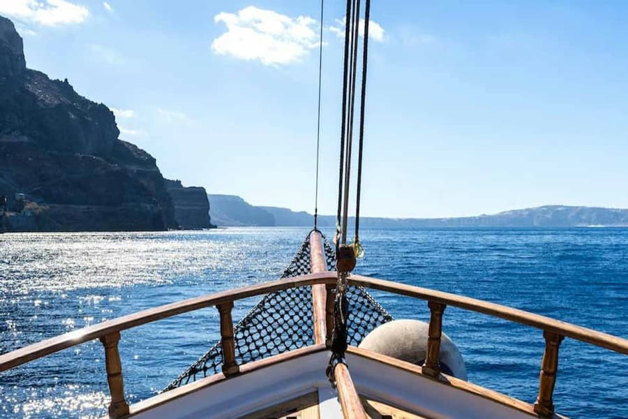 Santorini: Guided Volcano and Hot Springs Boat Tour, Firá