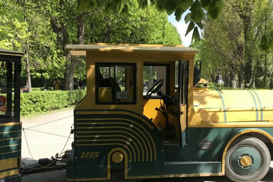 Vienna: Tirolerhof and Schönbrunn Zoo Train Transfer, at Schönbrunn Zoo