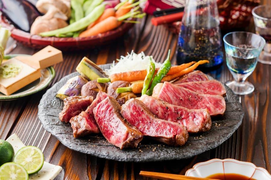 Tokyo: Shinjuku Food Tour with Wagyu Beef & Seasonal Sushi Course, Tokyo