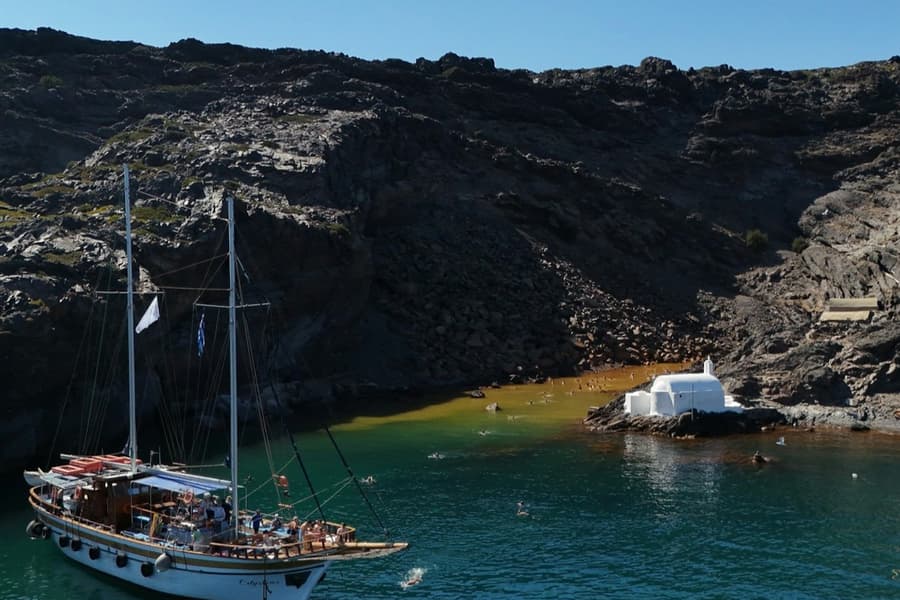 Santorini Volcano and Hot Springs Tour, Firá