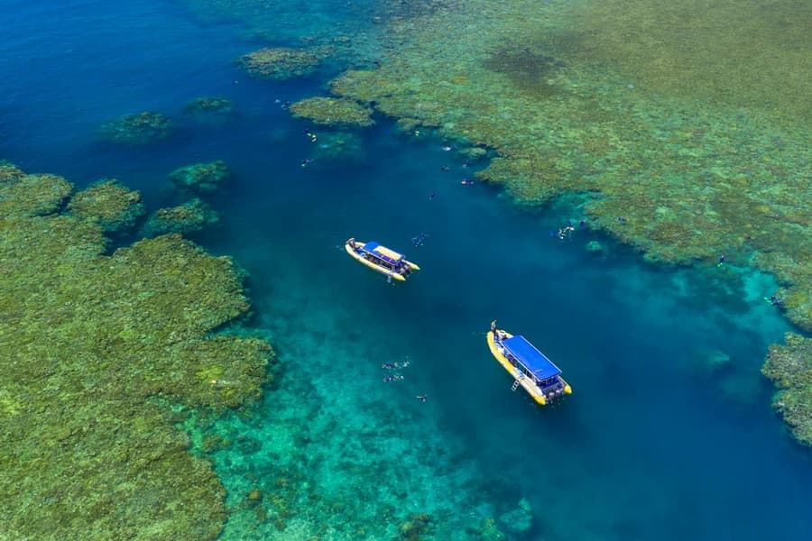 Whitsunday Islands: 1-Hr Flight + Guided Tour from Airlie Beach + Snorkelling, at Ocean Rafting, Cairns