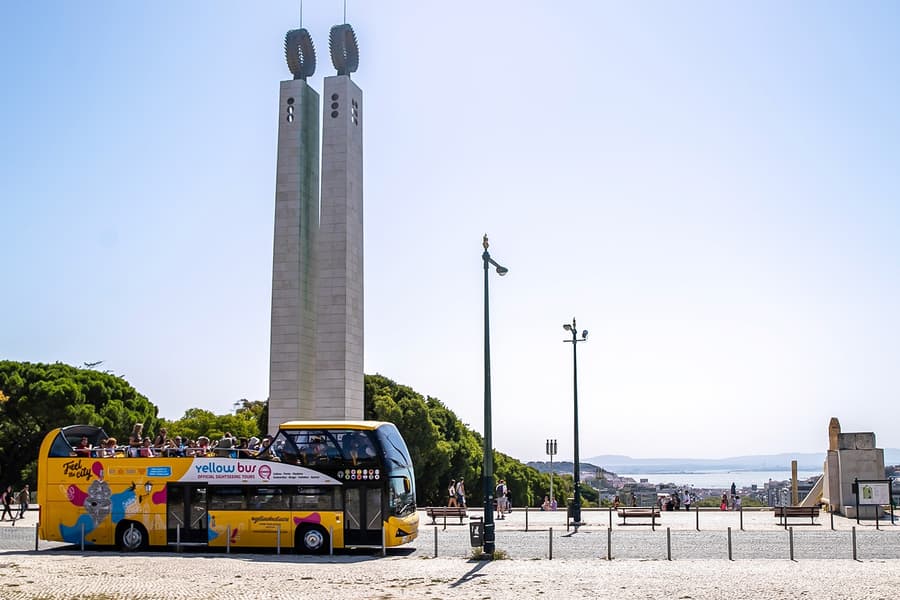 Gelber Bus: Lissabon Hop-On Hop-Off Bustour mit optionaler Tram- und Bootstour, at Praça da Figueira, Lisbon and Sintra