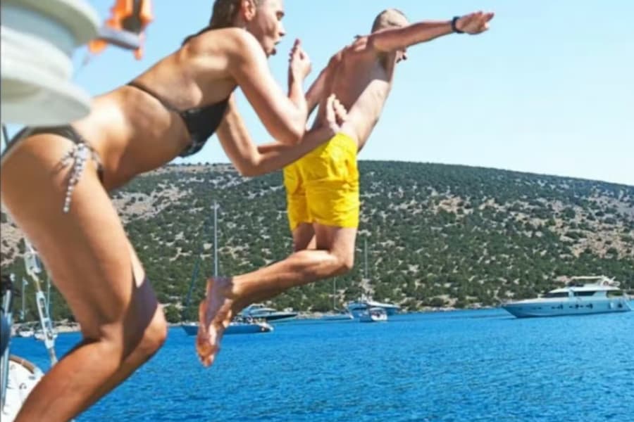 Lisbon: Sightseeing Cruise + Live Music, Swim Stop & Open Bar, at Lisbon Cruises
