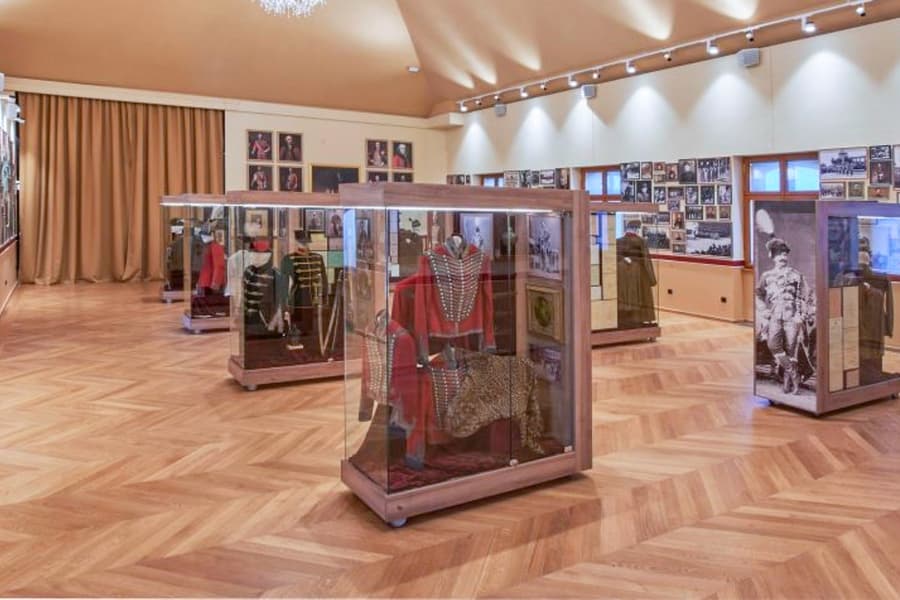Tickets to Hungarian Royal Guard Exhibition & Royal Riding Hall with a 3-Course Meal in Buda Castle, at Royal Guard Cafe