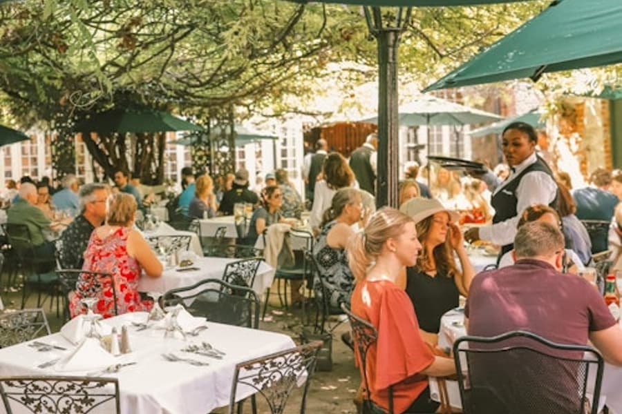 Brunch com Jazz ao Vivo no French Quarter + Mimosa, at The Court Of Two Sisters, New Orleans