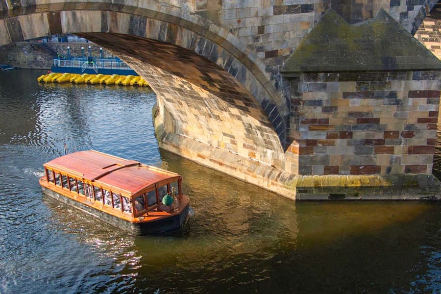 1 કલાકનો પ્રાગ ઐતિહાસિક sightseeing ક્રૂઝ પીણું અને નાસ્તા સાથે, Prague