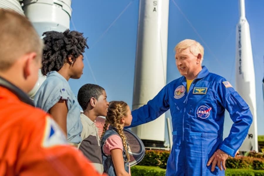 مرکز فضایی کندی ناسا: کارت سالانه, at Kennedy Space Center, Merritt Island