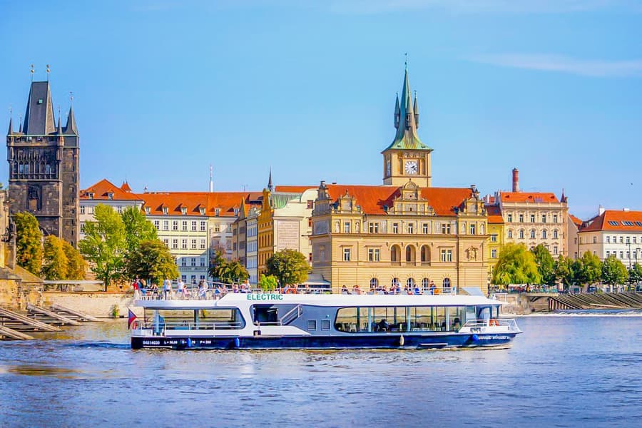 1 órás nappali vagy esti Vltava-folyó városnéző hajóút, Prague