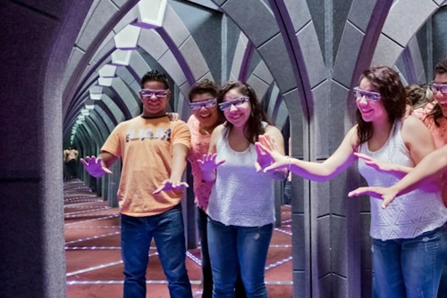 מבוך המראות המדהים: חווית בריחה, at The Amazing Mirror Maze, San Antonio