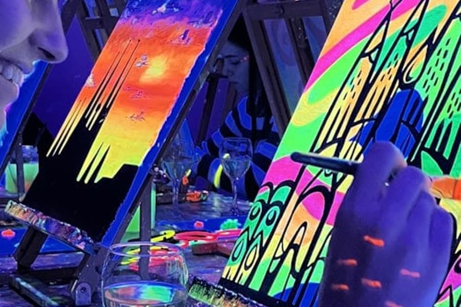 Barcelona: Wine Gogh Glow Academy Paint & Wine Workshop