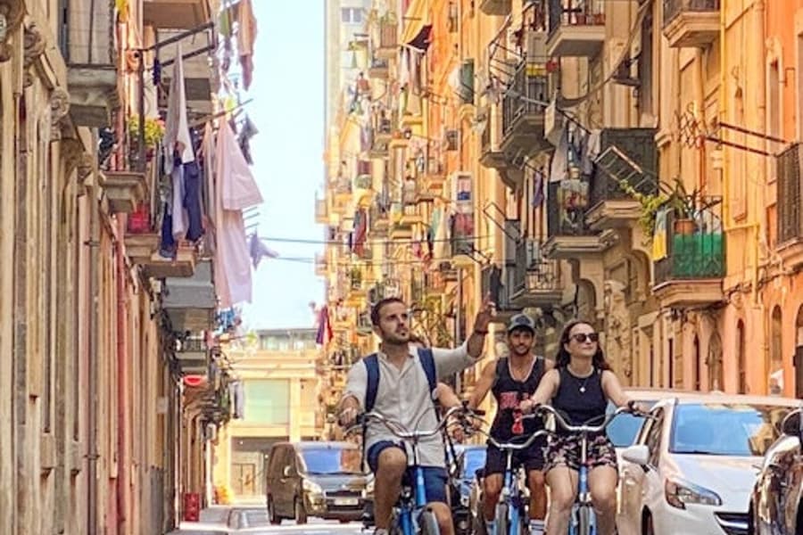 Barcelona: Group Bike Tour from Gaudi Houses to Barceloneta
