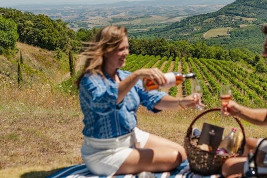 コルテ・パヴォーネ・ワイナリー・エステート:ワイン&フード・ピクニック+ブドウ園ガイドツアー, at Corte Pavone Winery Estate, Montalcino