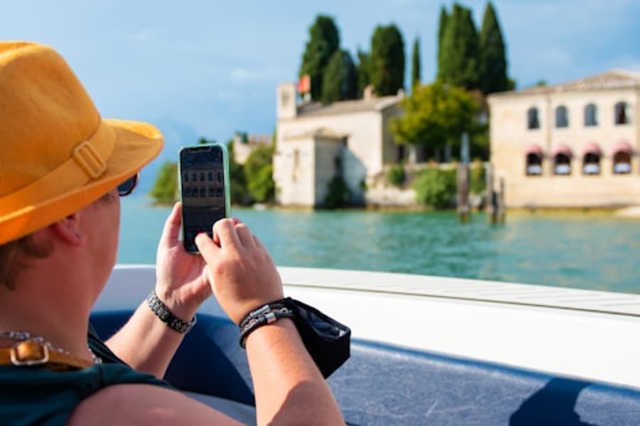 Lake Garda: 4-Hr Boat Tour with Scaliger Castles + Wine Tasting from Sirmione, Sirmione