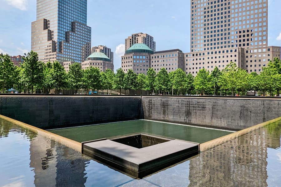 Kombination: Ground Zero 9/11 Memorial Tour + Biljetter till One World Observatory, at St. Paul's Chapel, New York