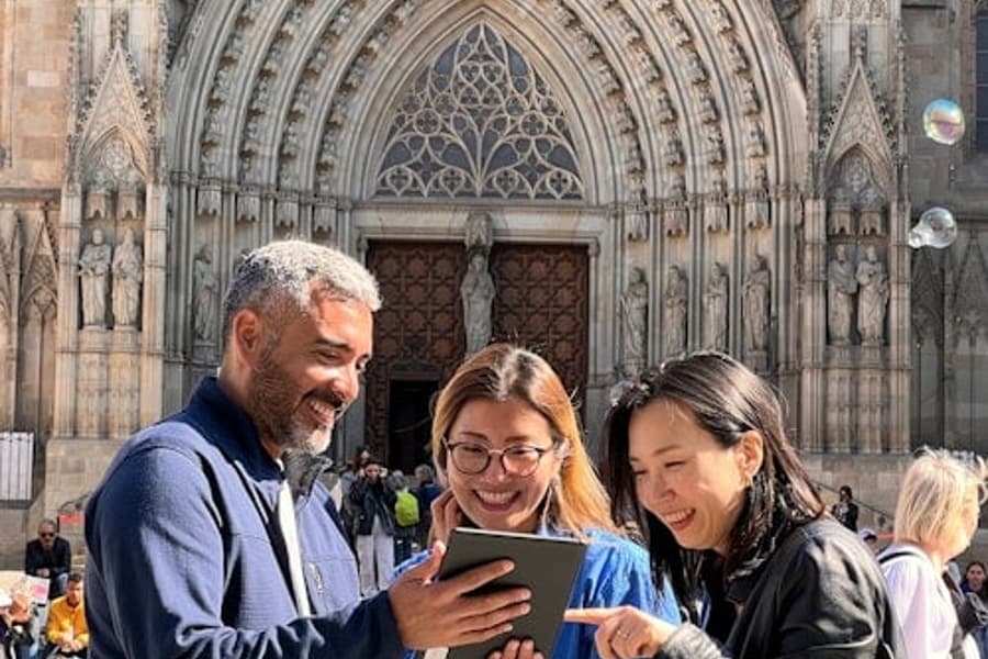 Barcelona: Gothic Quarter Tour with Flamenco Show + Tapas Dinner
