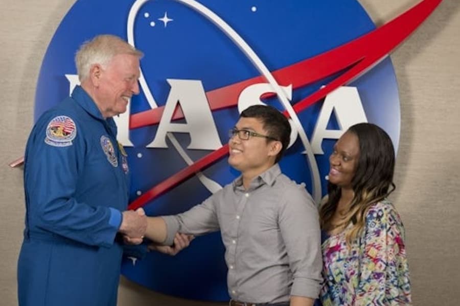 مجتمع بازدیدکنندگان مرکز فضایی کندی ناسا: ورود + گفتگو با یک فضانورد, at Kennedy Space Center Visitor Complex, Merritt Island