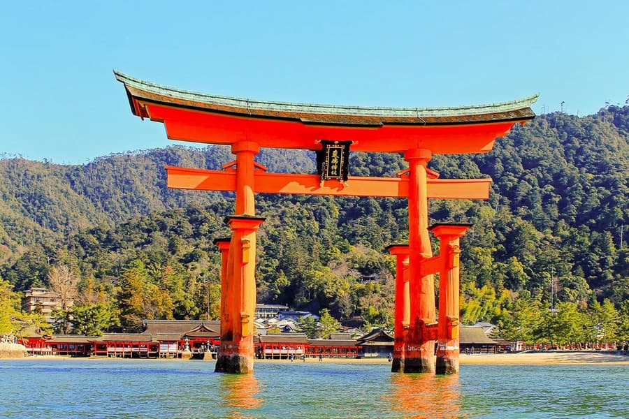 Từ Hiroshima: Chuyến tham quan bằng xe buýt đến Hiroshima & Miyajima với Công viên Tưởng niệm Hòa bình, Bảo tàng & Đền Itsukushima được UNESCO công nhận, at HIROSHIMA STATION, Hiroshima
