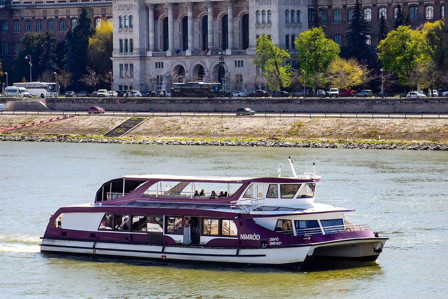 Budapest Evening Danube River Sightseeing Cruise with Unlimited Prosecco, Budapest