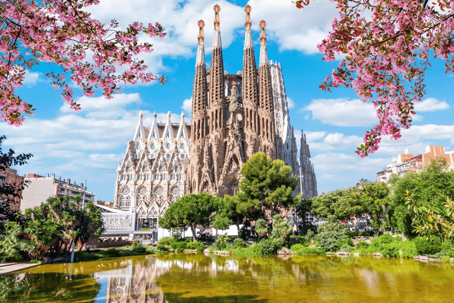Sagrada Familia Fast-Track Guided Tour, Barcelona
