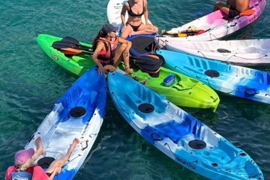 کالا سانتانئی: گائیڈڈ کیاک ٹور + سنورکلنگ, at Kayak Rentals Mallorca, Can Pastilla