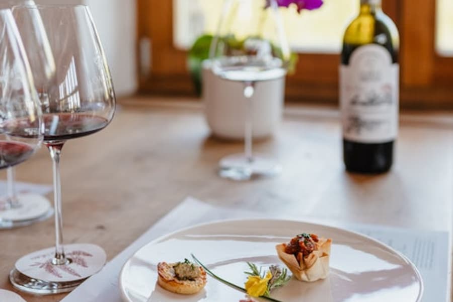 コルテ・パヴォーネ・ワイナリー:地元ワインのテイスティングとグルメ前菜, at Corte Pavone Winery, Montalcino