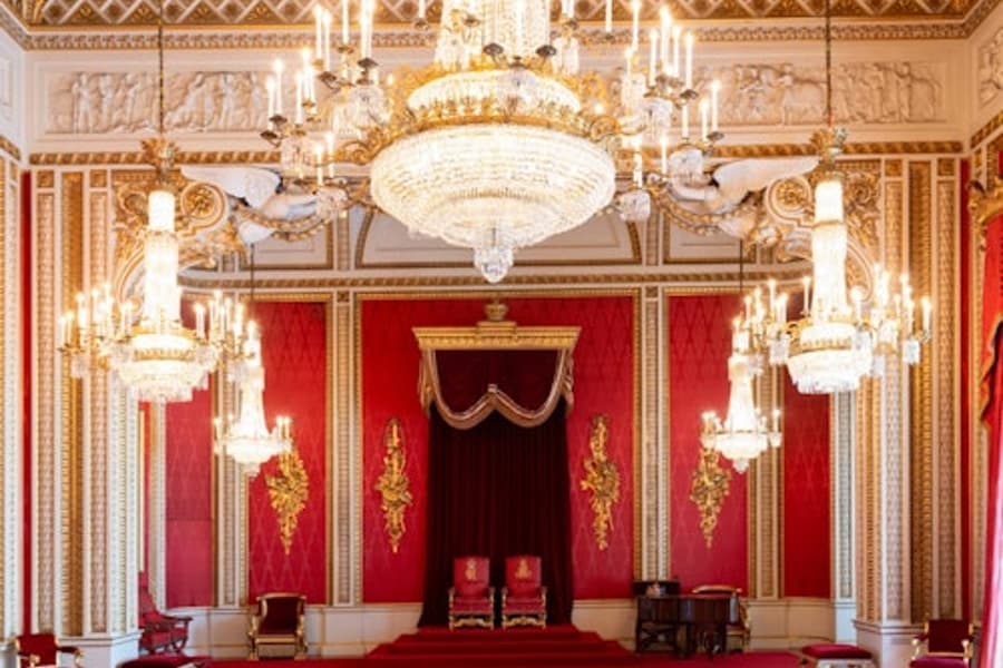 Buckingham Palace: Skip The Line + Audio Guide + London Guided Walking Tour, at London Royal Tours