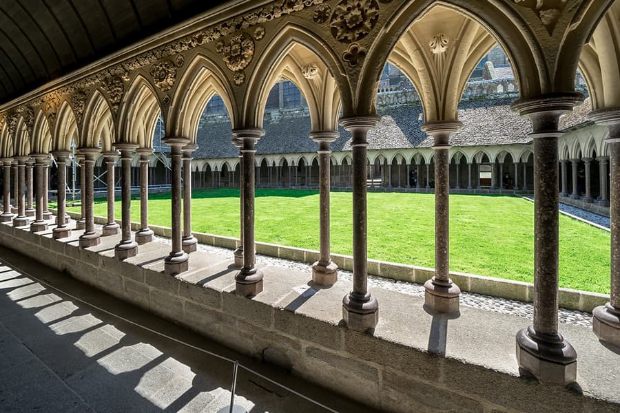 Full-Day Guided Tour of Mont-Saint-Michel with Round-Trip Transfers from Paris, Normandy