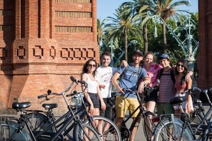 Barcelona: Highlights Bike Tour in English