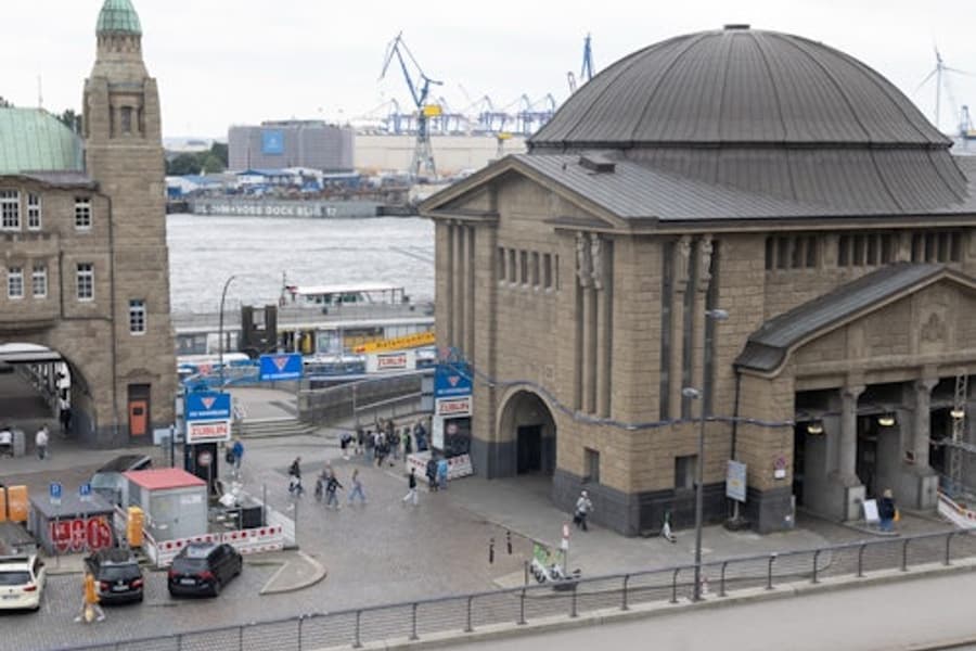 Hamburg: Riverfront Guided Walking Tour in German tickets