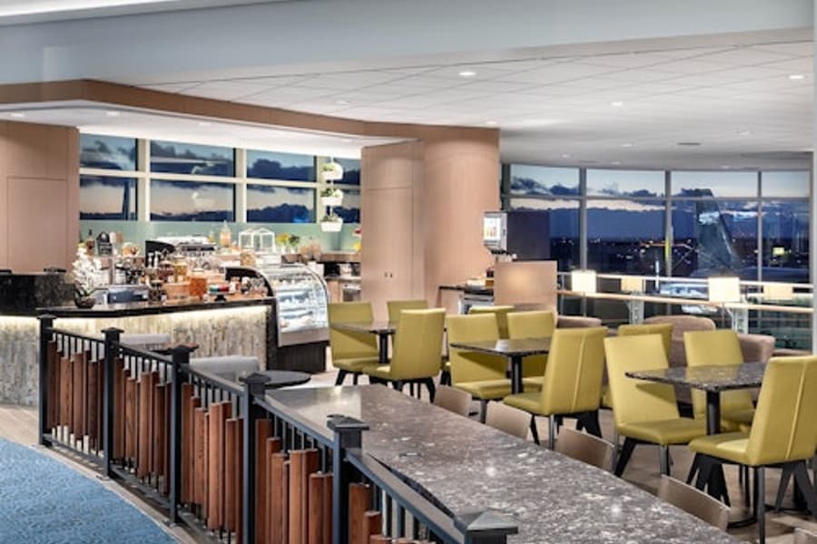 Достъп до премиум салона Manaia Plaza на летище Куинстаун, at Vancouver International Airport, Richmond
