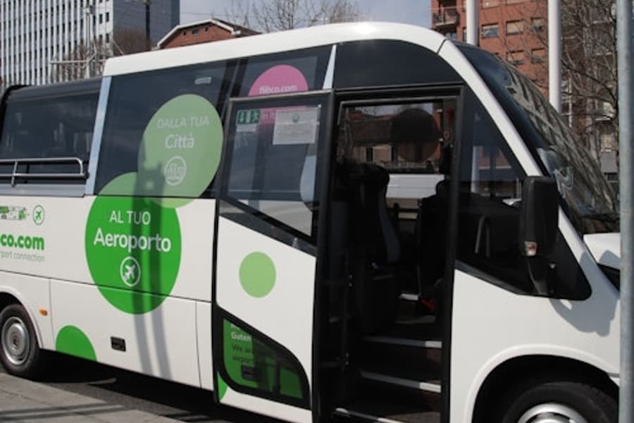ピサ:ピサ空港から/までのバス、フィレンツェのグイドーニT2駅, at Pisa Airport Transfers, Pisa