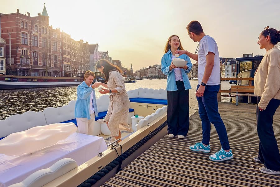 Amsterdam: 1-Hour Smoke-Friendly Cloud Boat Tour, at Starboard Boats
